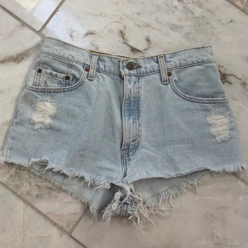Light wash Levi jean shorts